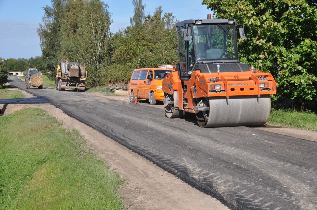 Par ilgi krāto naudu beidzot asfaltē ceļu