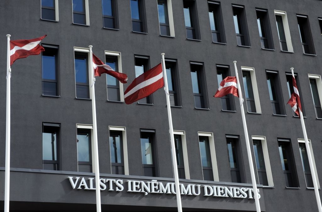 Saeima apstiprina ieceri paaugstināt algas VID darbiniekiem