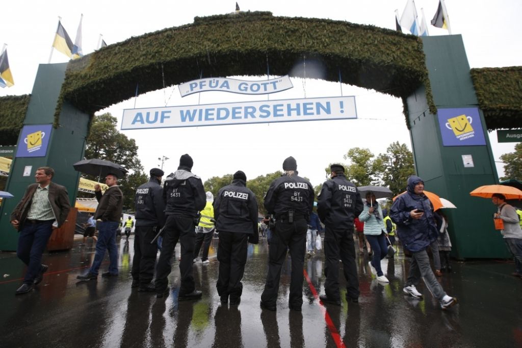 FOTO: Pastiprinātas drošības apstākļos atklāti ikgadējie alus svētki Oktoberfest