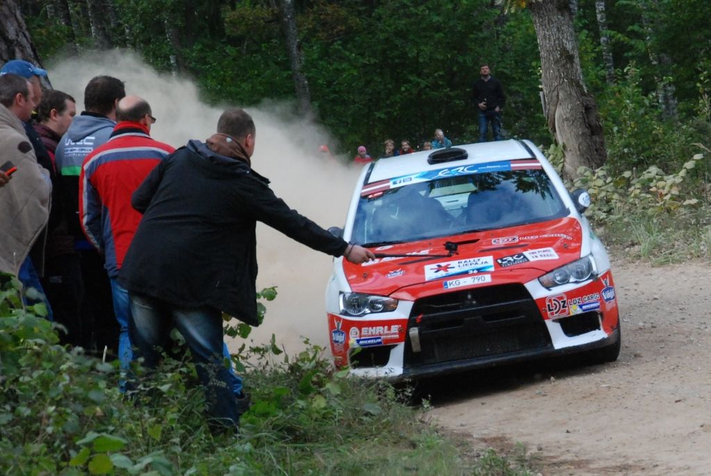 FOTO: Sirmača ekipāža ir vadībā pēc "Rally Liepāja" pirmās dienas