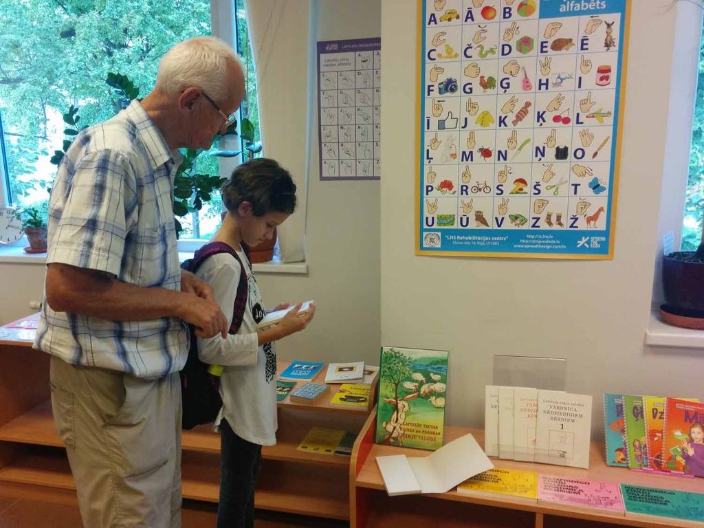 Nedzirdīgo savienība iepazīstinās ar zīmju valodas tulka darbu