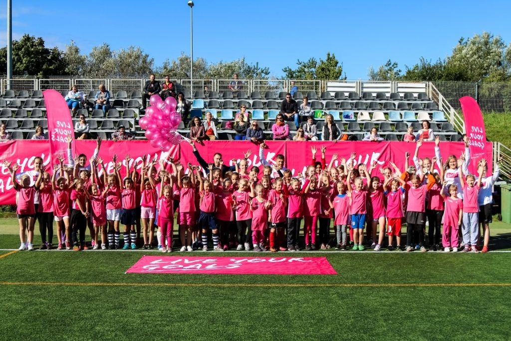 Liepājā un Jelgavā plašā pulkā aizvadīti meiteņu futbola festivāla "Live Your Goals" pasākumi