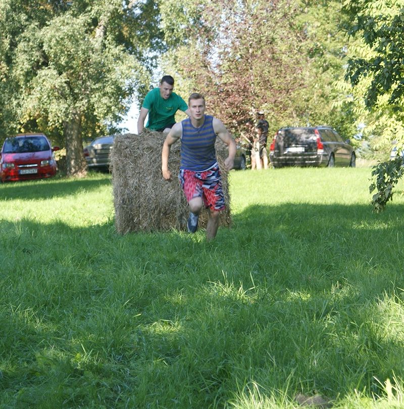 FOTO: Muižas kalnā sacenšas stipro skrējienā 