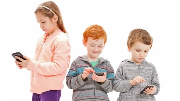 Apburtais loks: bērns, mobilais telefons un skola