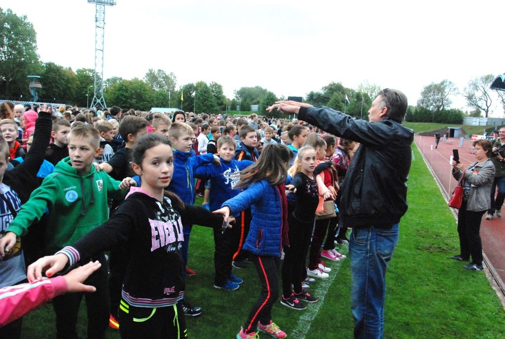 FOTO: Liepājā tūkstošiem skolēnu piedalās "Olimpiskā dienā 2016"