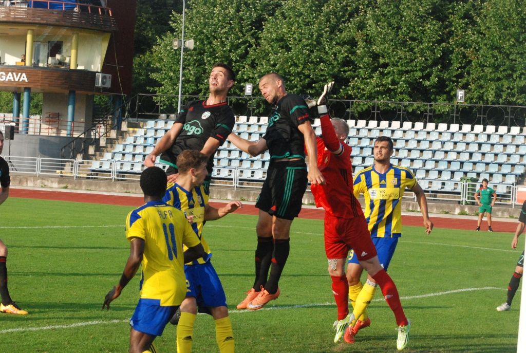 "Liepājas" un "Ventspils" futbolisti ļoti svarīgā Kurzemes derbijā cīnās bezvārtu neizšķirti