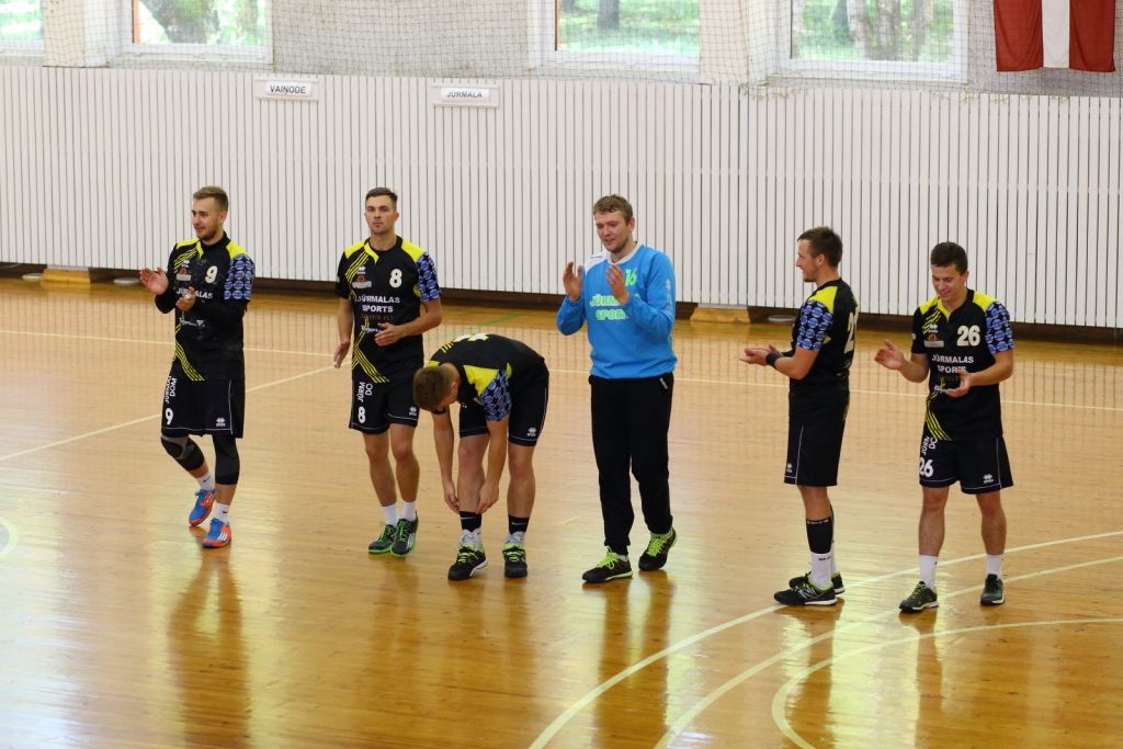 FOTO: "Vaiņodes" handbolisti pirmajā mājas spēlē cīnās neizšķirti ar "Jūrmalas sportu"