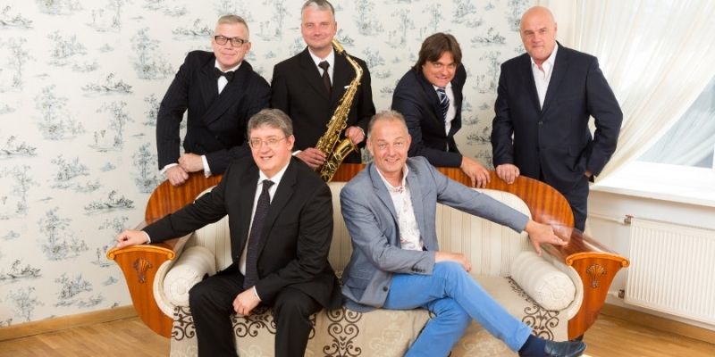 Koncertprogramma “Kungi uzlūdz dāmas” Liepājā