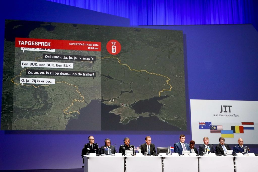 Izmeklētāji: Malaizijas lidmašīnu virs Austrumukrainas notrieca ar Krievijas raķeti (papildināts 18:01)
