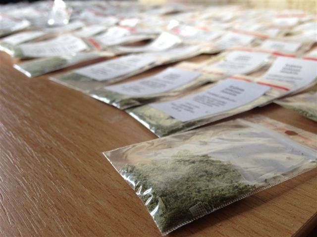 Pateicoties vērīgiem iedzīvotājiem, aiztur narkotiku tirgotājus