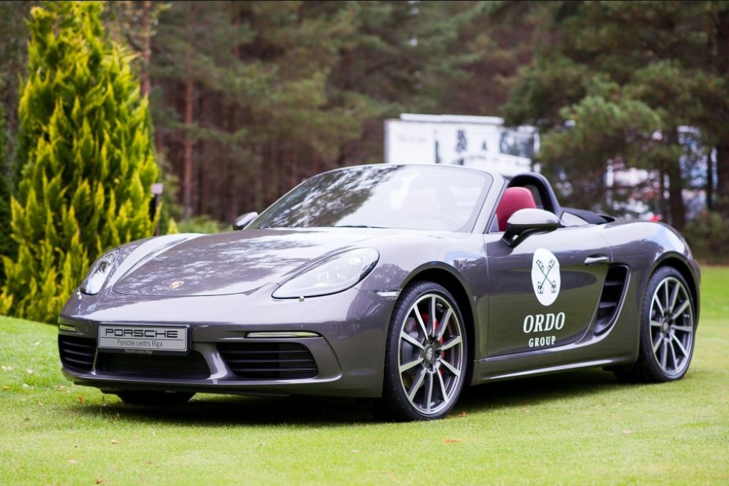 Ar pirmo sitienu trāpot golfa bedrītē, tiek pie Porsche 