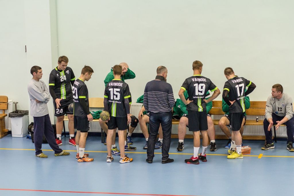 FOTO: "Vaiņode" handbolisti tiek pie pirmās uzvaras šajā sezonā