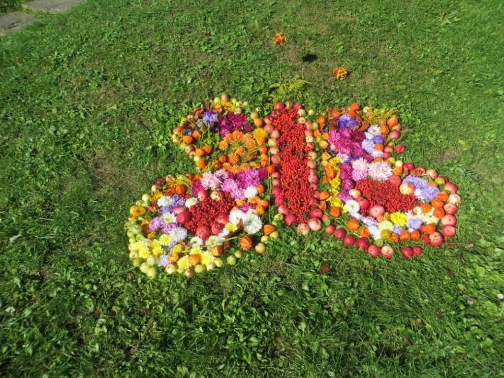 Durbes skolēni izveidojuši krāšņu rudens izstādi