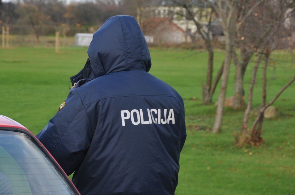Liepājā aplaupa sirmgalvi, kura nebija aizslēgusi dzīvokļa durvis