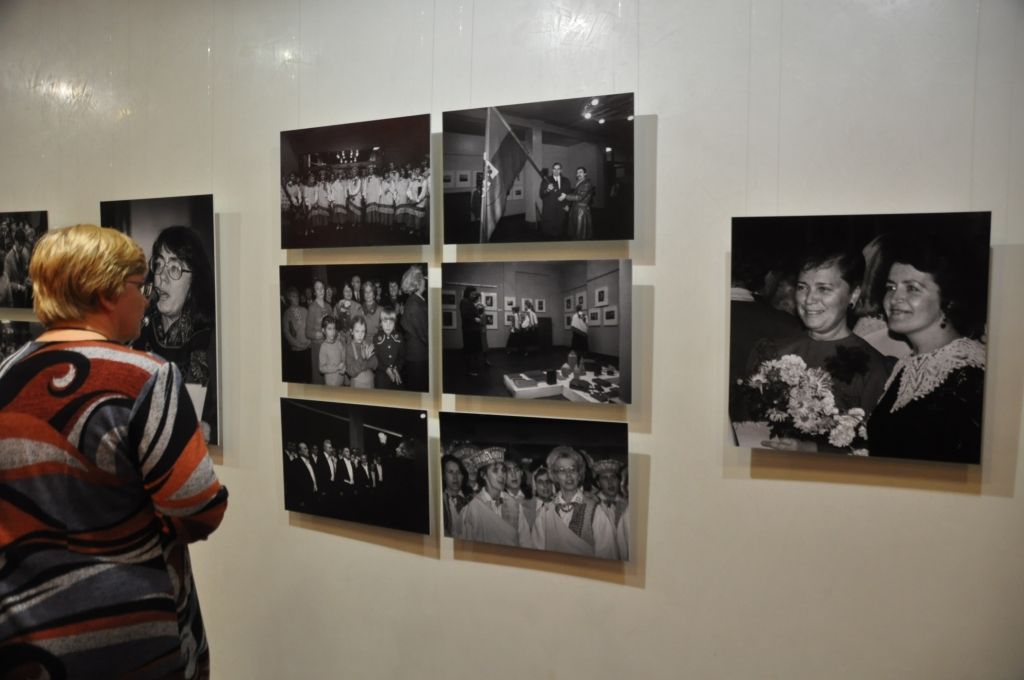 FOTO: Biedrības namā atklāj izstādi ''Atgriešanās''