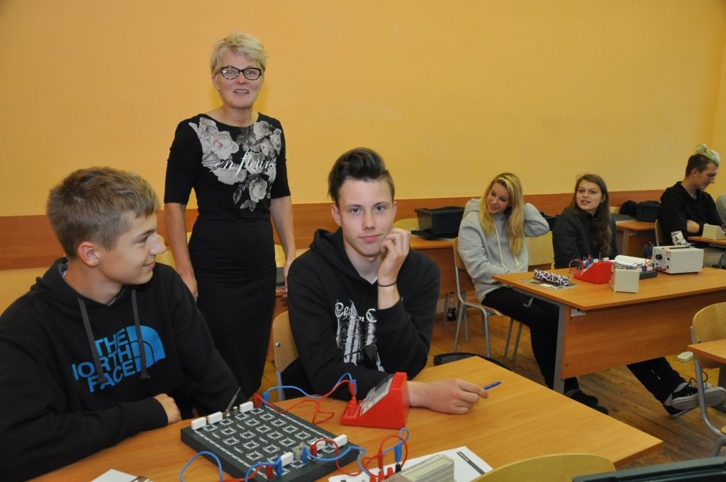 Viens skolotājs – divās skolās