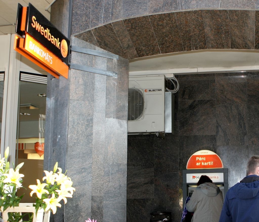 Aizdomīgas somas dēļ Vecrīgā evakuē Swedbank filiāli