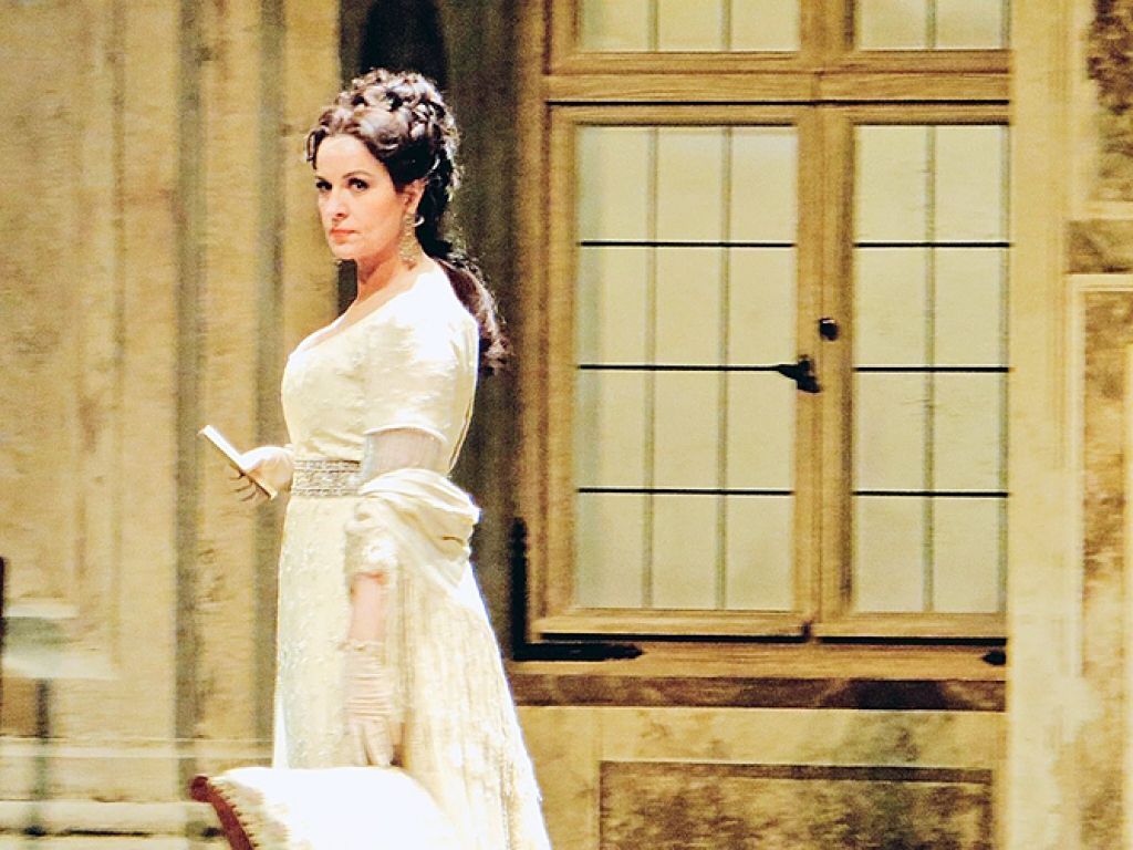 Tiārai ir jāspīd! Andžela Georgiu dzied Alvja Hermaņa iestudētajā Toskā