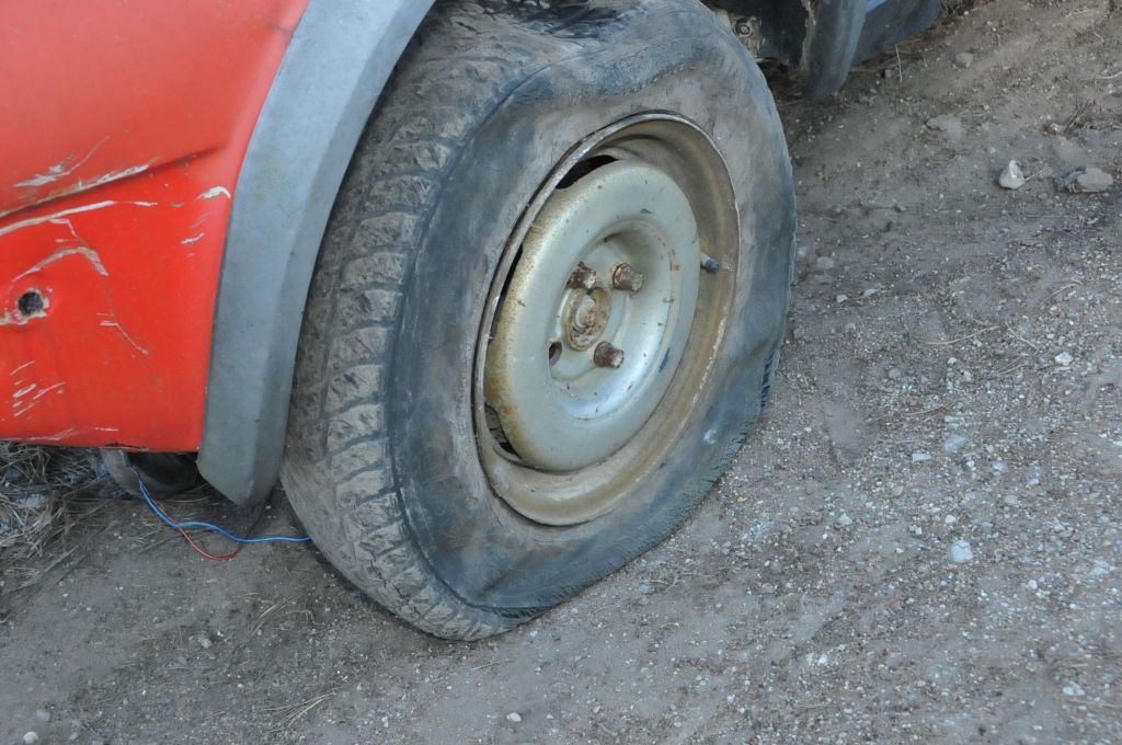 Zirņu ielā aizdegas automašīna, Vītola ielā noplūst gāze