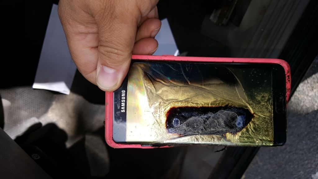 Samsung pilnībā pārtrauc uzliesmojošo Galaxy Note 7 ražošanu (papildināts 16:18)
