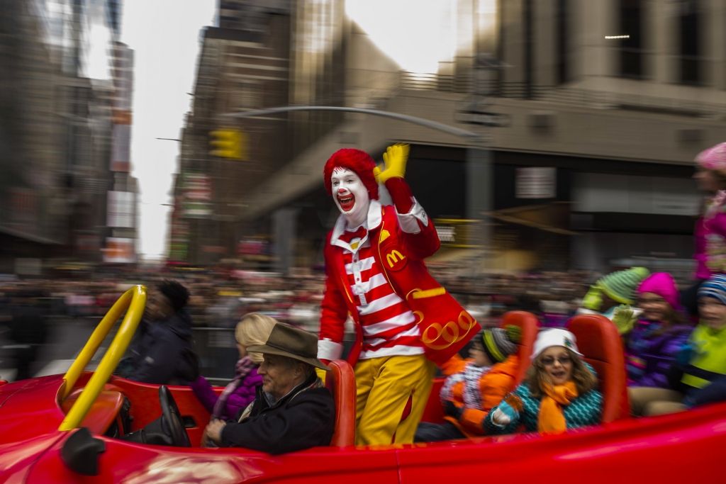 Biedējošo klaunu incidentu dēļ "mazāk darba" būs McDonald's talismanam