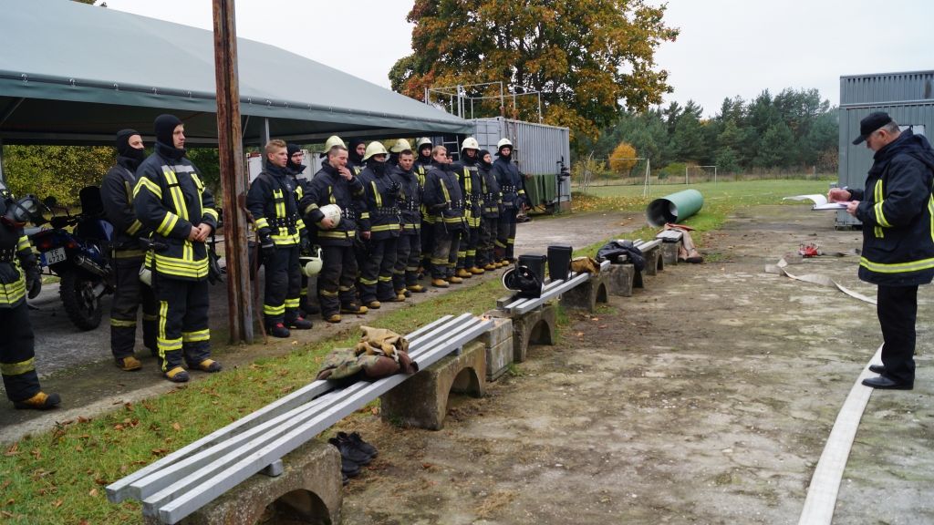 Kurzemes ugunsdzēsēji glābēji piedalās praktiskās mācībās Karostā
