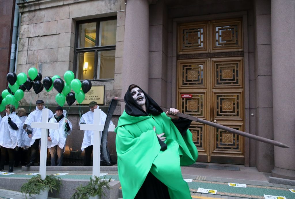 FOTO: Mediķi ar košu performanci protestē pie Finanšu ministrijas