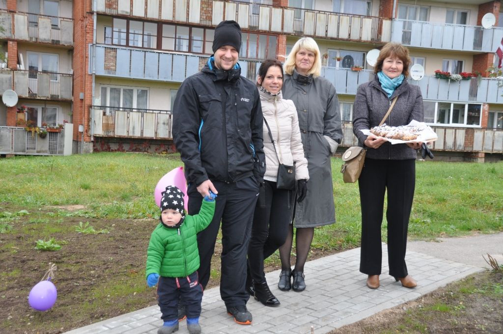 FOTO: Priekulē atklāj jauno Dzirnavu ielu