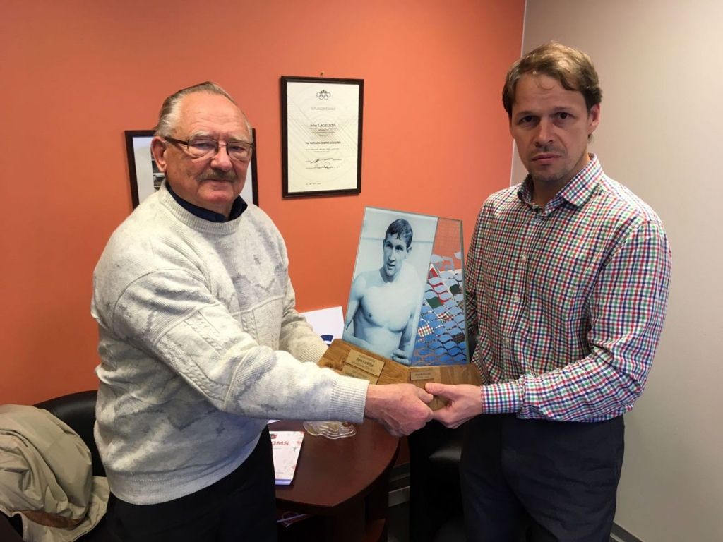 Liepājā izveidota peldēšanas leģendas Agra Kārkliņa ceļojošā balva