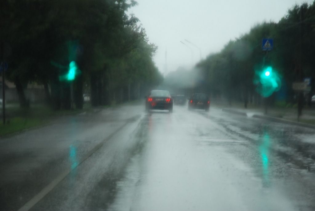 Rožu laukumā garāmgājējiem dāvinās atstarotājus