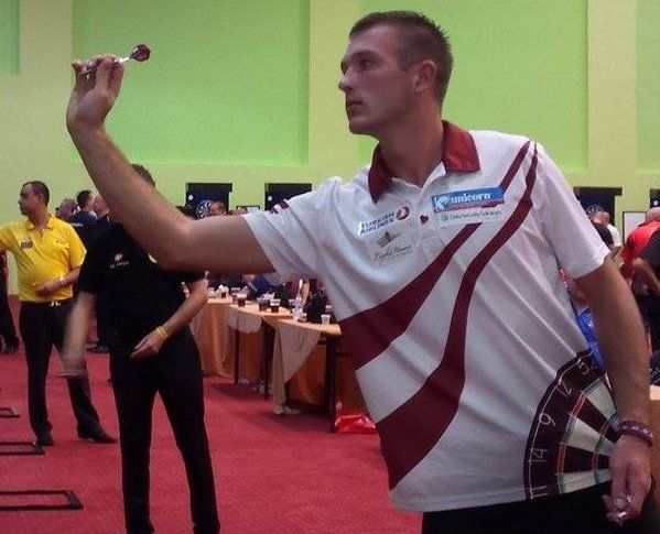 Madars Razma uzvar "Latvia Open" turnīrā šautriņu mešanā