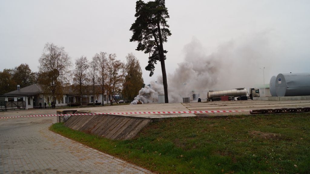 FOTO: Noslēgušās ugunsdzēsēju praktiskās mācības jēlnaftas dzēšanā