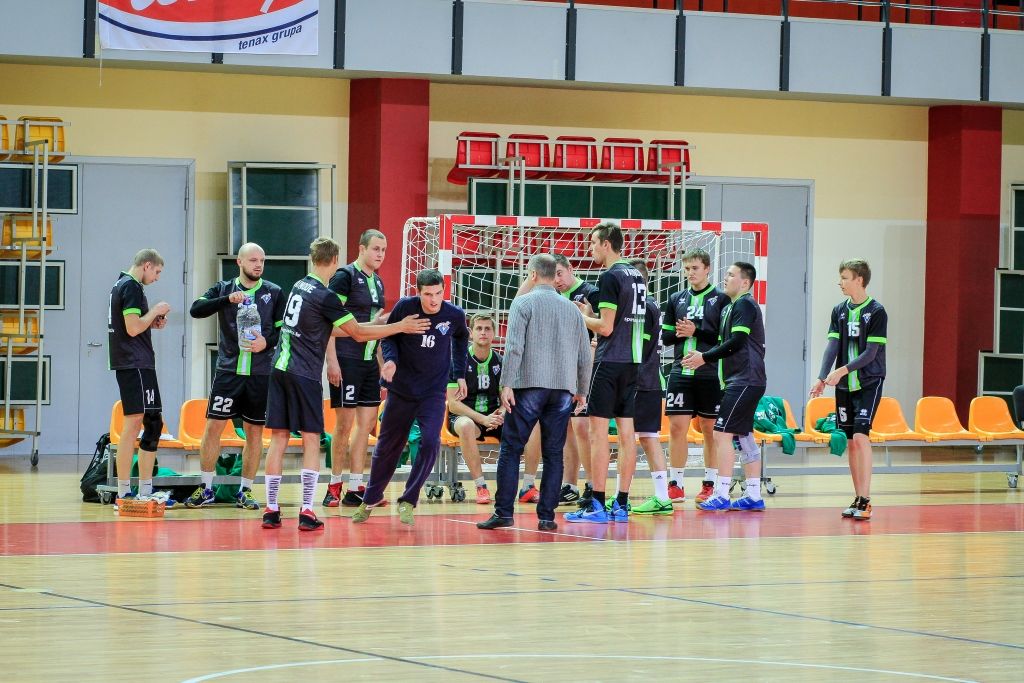 FOTO: "Vaiņodes" handbolisti izbraukumā zaudē Dobeles "Tenax"