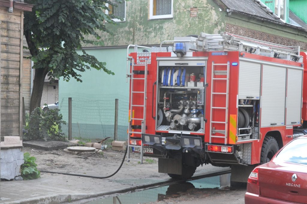 Aizputē no degoša dzīvokļa izglābj divus bērnus