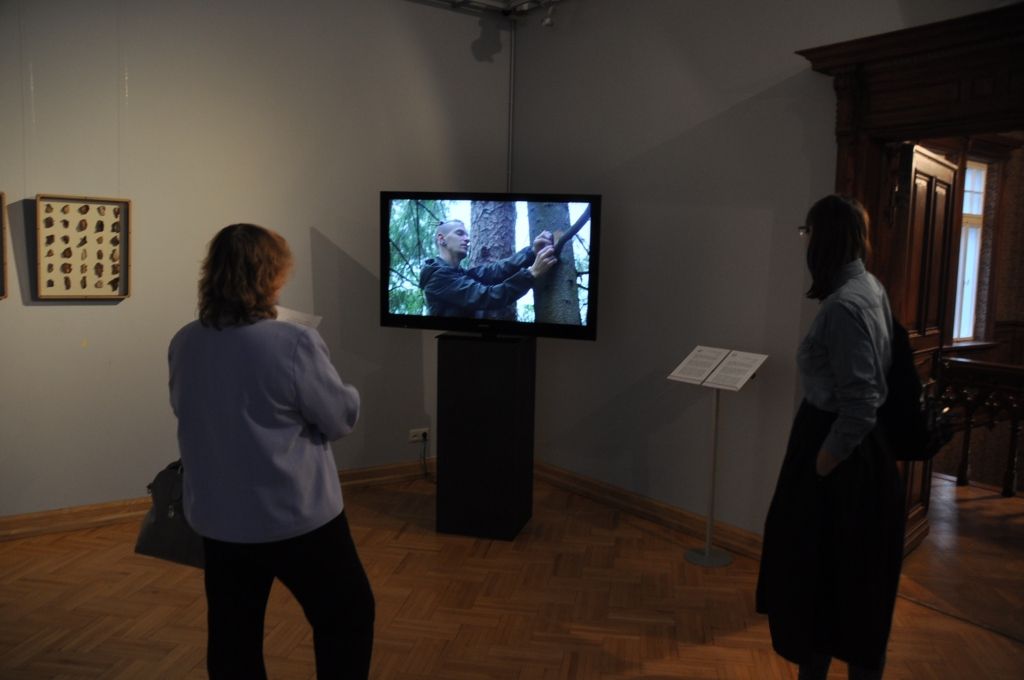 FOTO: Atklāj izstādi par digitālo īpašumu un putnu populāciju