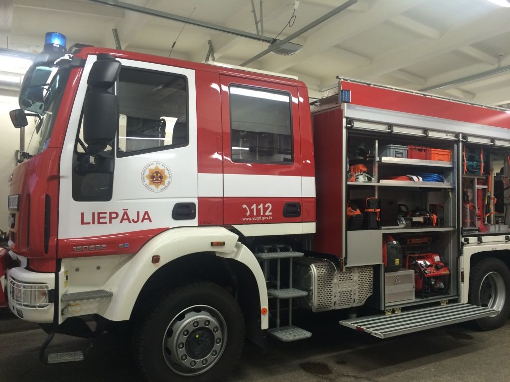Liepājas ugunsdzēsēji saņem jaunu specializēto transportlīdzekli