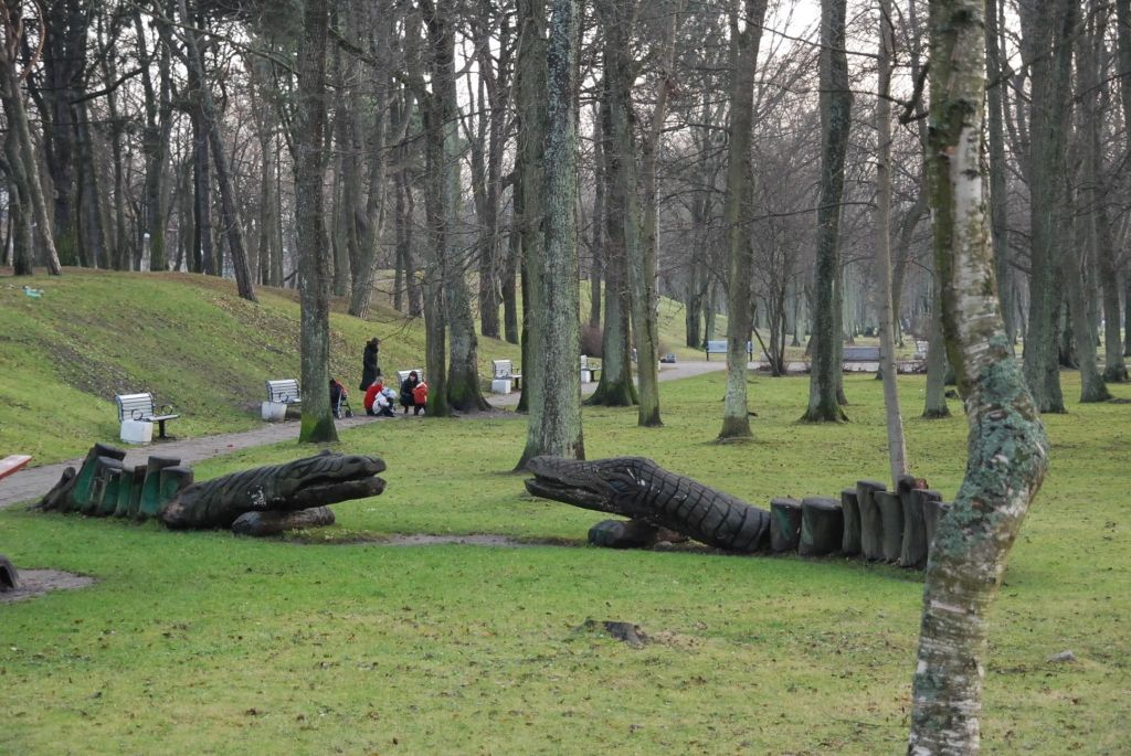 Par gandrīz 100 000 eiro atjaunos akmens dobi Jūrmalas parkā