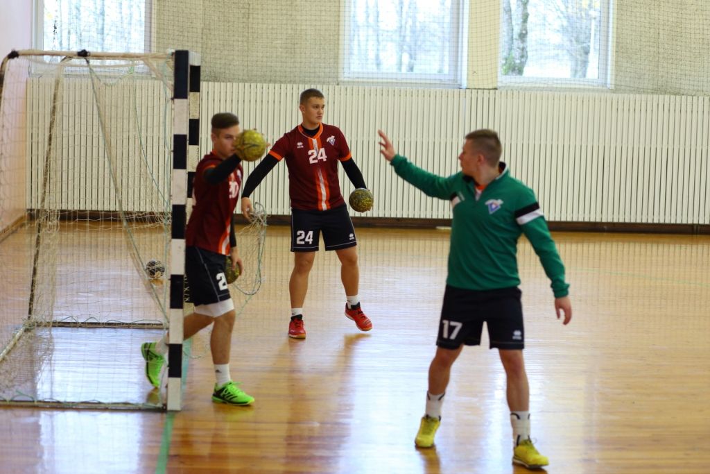 FOTO: "Vaiņodes" handbolisti virslīgas spēlē zaudē komandai "Celtnieks Rīga"