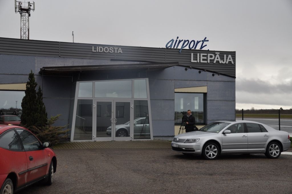 FOTO: Uldis Augulis sveic Liepājas lidostu ar sertifikāciju
