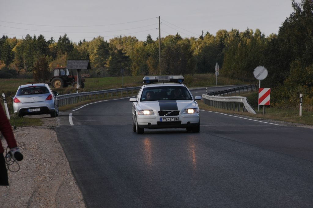 Policisti dzenās pakaļ iereibušam autovadītājam bez tiesībām