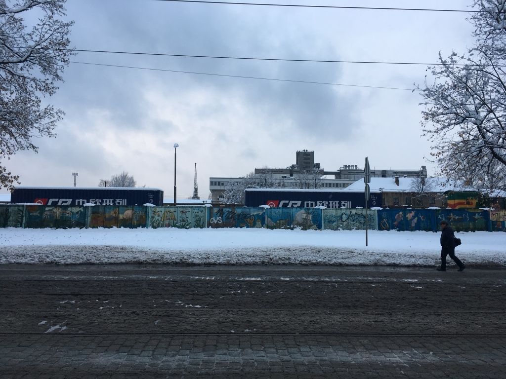 FOTO: Testa konteinervilciens no Ķīnas jau ieradies Rīgā