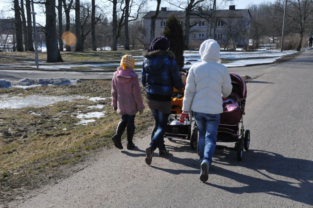 Ļaundari nozog bērnu ratiņus un naudas maku