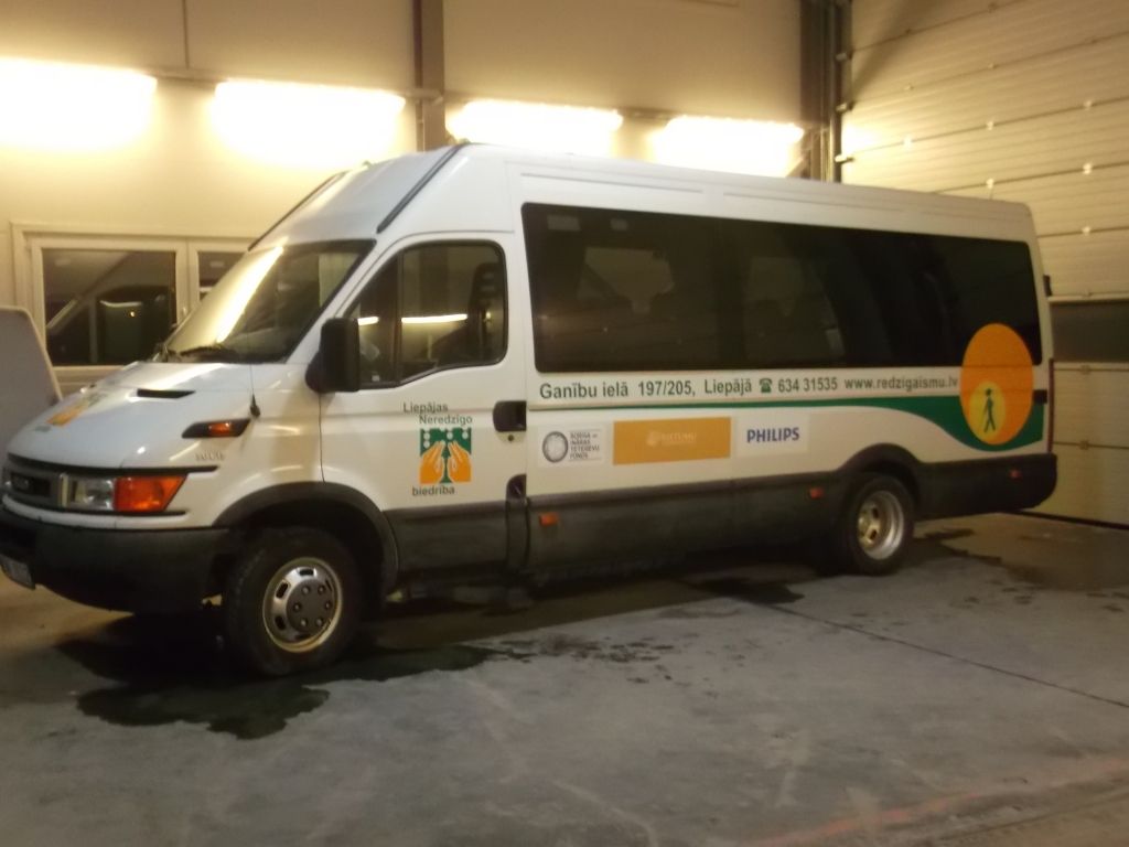 Liepājas Neredzīgo biedrība iegādājusies mikroautobusu