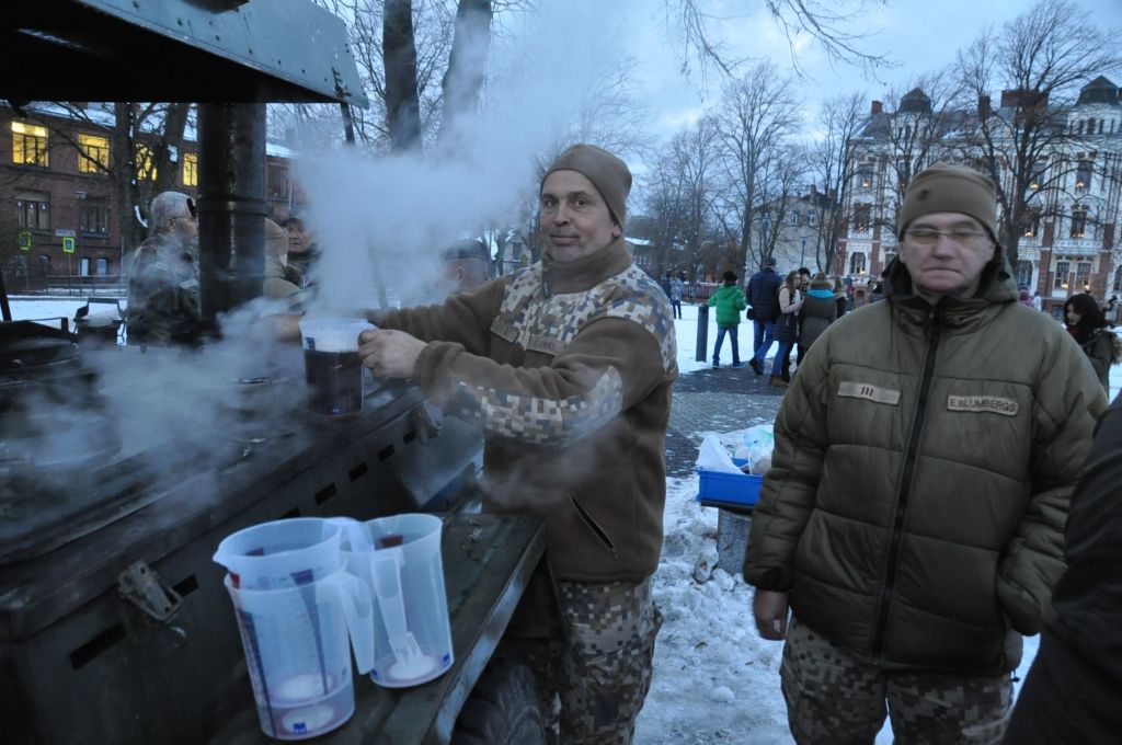  FOTO: Liepājā Lāčplēša dienu atceras ar lāpu gājienu un koncertu 