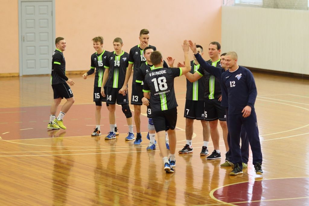 FOTO: "Vaiņode" virslīgas spēles galotnē piekāpjas komandai "Ogre/Miandum"