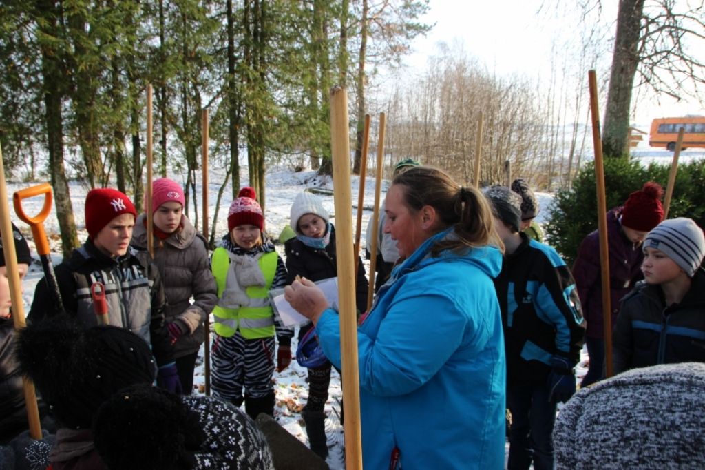 FOTO: Durbes skolēni sakopj Lāčplēša kara ordeņa kavalieru atdusas vietas