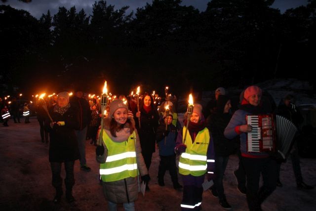 FOTO: Nīcenieki dodas lāpu gājienā