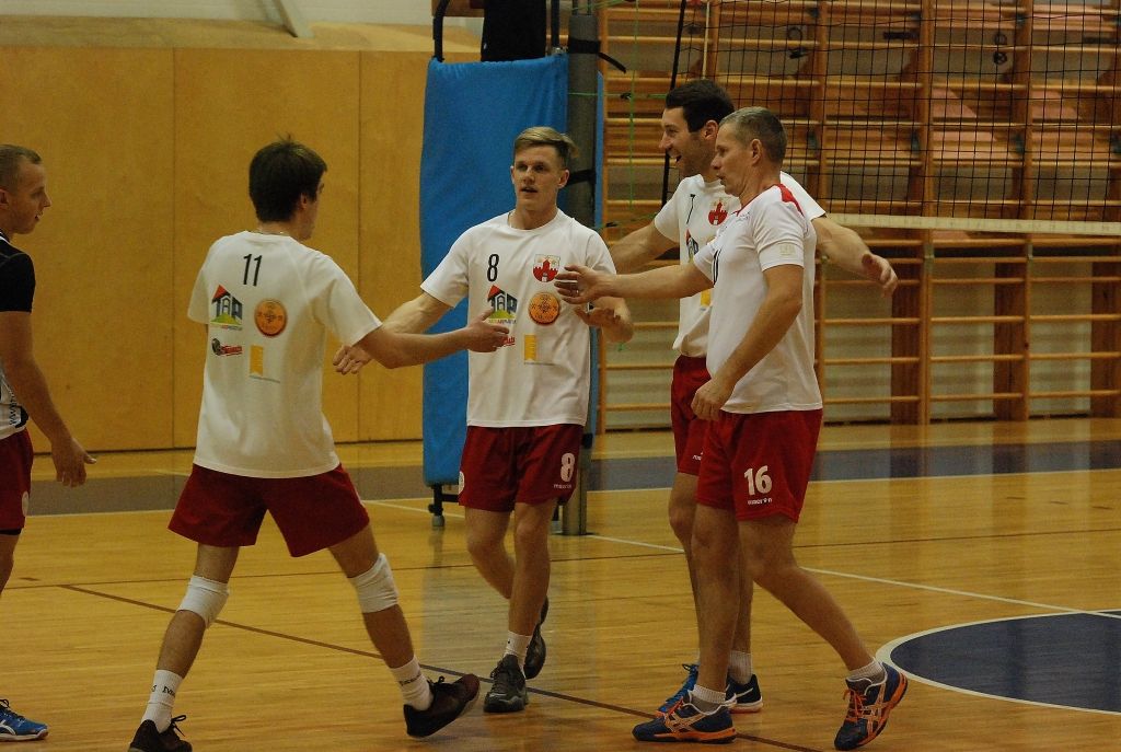 FOTO: "Aizputes" volejbolisti Lejaskurzemes novadu čempionātā uzvar "Grobiņas pagastu"