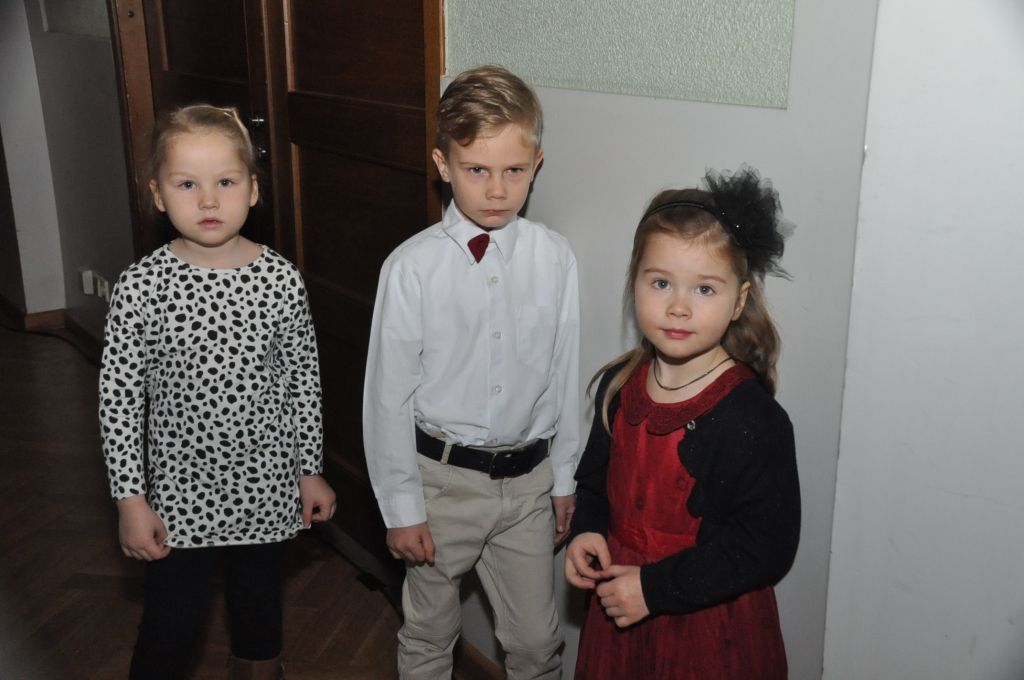 FOTO: Tautas deju kolektīvi dejo par godu Latvijas dzimšanas dienai