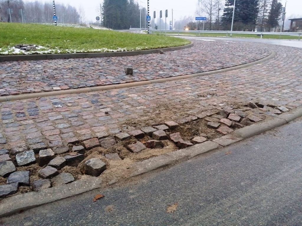 Četrus mēnešus pēc ceļa izbūves jau pirmie defekti
